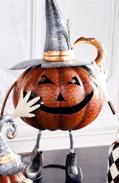 Beaming pumpkin with witch hat